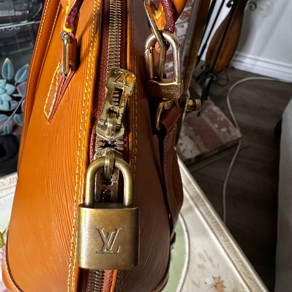 Louis Vuitton Alma PM Epi Leather Cognac w/‎ Strap & Lock(no key) - Picture 15 of 16